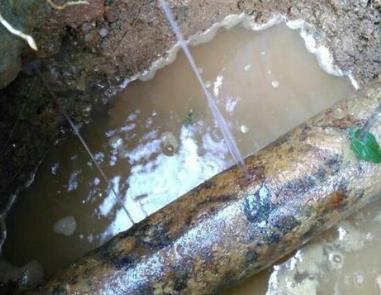 安义楼顶渗水维修公司分享下地暖漏水的原因及检测方法。